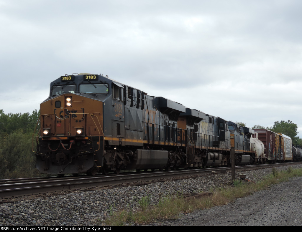 CSX 3183 on M560